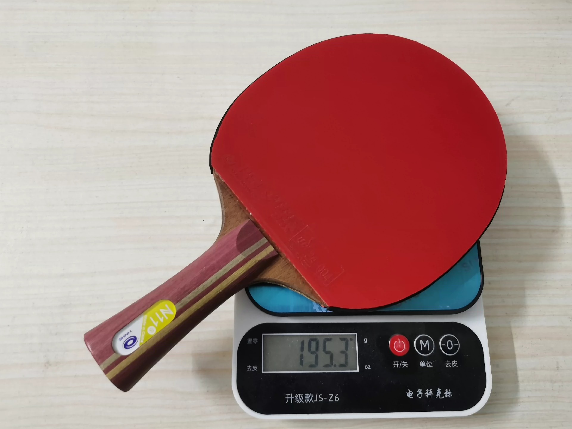 自用乒乓球拍 横拍FL,重量195g,整套出 底板:银河N11s,经典五层纯木 正手:红双喜PF4 反手:红双喜PF4 套胶都是自己贴的,只用过几次,护边已贴好 自用乒乓球拍 横拍FL,重量195g,整套出 底板:银河N11s,经典五层纯木 正手:红双喜PF4 反手:红双喜PF4 套胶都是自己贴的,只用过几次,护边已贴好